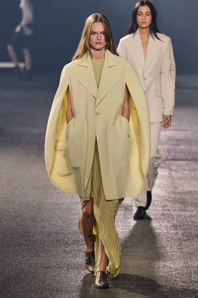 Look 18